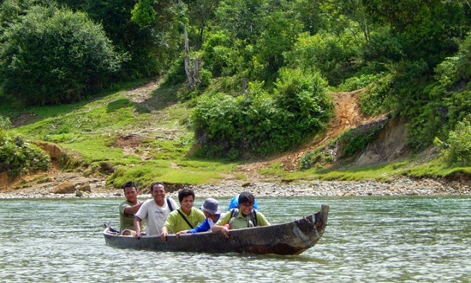 Naik perahu di Seblat (Foto: Erni Suyanti Musabine)