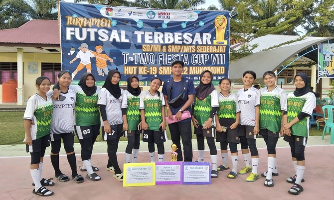 Dahsyat! Futsal Putri SMP Tenera Kampiun T-Two Fiesta Cup VIII